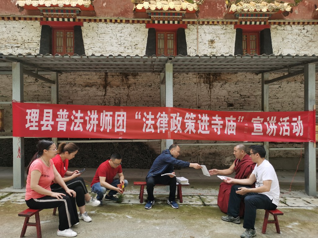 宣讲团成员在为僧人发放书记~1.jpg 宣讲团成员在为僧人发放书记~1.jpg